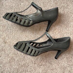 NaturalSoul Strappy Gray Mid-Heel Leather Pumps 9.5